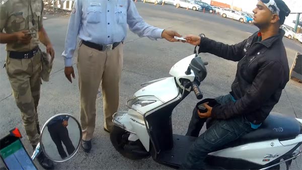 లంచం తీసుకున్న పోలీసు