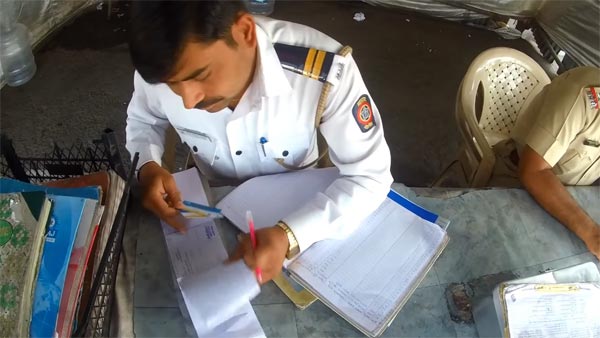 లంచం తీసుకున్న పోలీసు