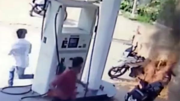 పెట్రోల్ బంకును తగలబెట్టిన కస్టమర్