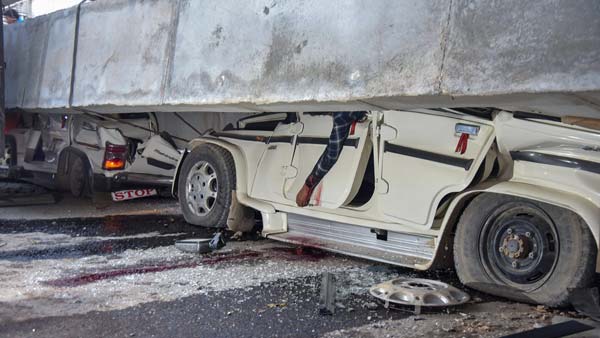 కదిలే వాహనాల మీద కుప్పకూలిన వంతెన: 19 మంది దుర్మరణం