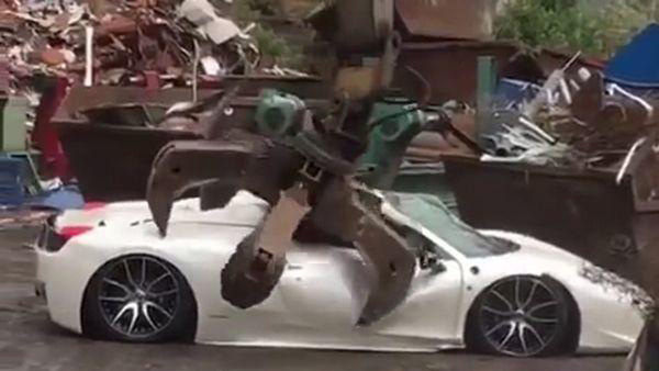 భార్య భర్తల గొడవతో ప్రమాదానికి గురైన మారుతి స్విఫ్ట్ కారు