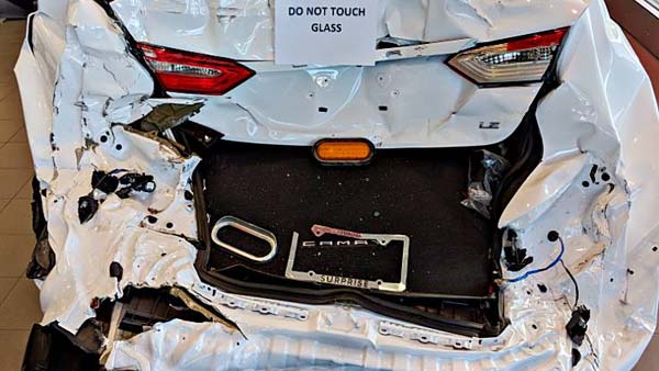 నుజ్జునుజ్జయిన కారును షోరూమ్‌లో ప్రదర్శించిన టయోటా డీలర్