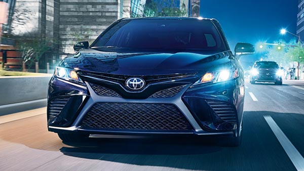 నుజ్జునుజ్జయిన కారును షోరూమ్‌లో ప్రదర్శించిన టయోటా డీలర్