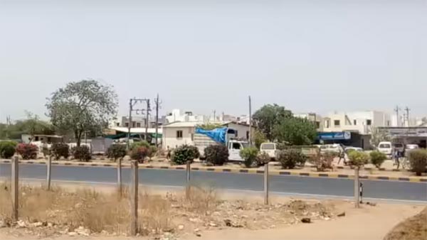 వీడియో - టయోటా ఇన్నోవా ఢీకొట్టడంతో 30 అడుగుల ఎత్తు ఎగిరిపడిన యువకుడు.