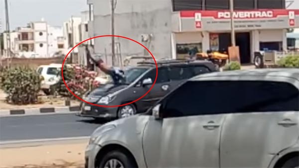 వీడియో - టయోటా ఇన్నోవా ఢీకొట్టడంతో 30 అడుగుల ఎత్తు ఎగిరిపడిన యువకుడు.