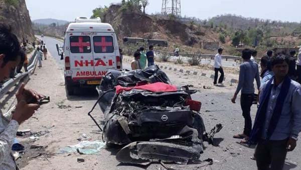 ఘోర ప్రమాదానికి గురైన నిస్సాన్ మైక్రా - ఘటనా స్థలిలోనే ఐదుగురు దుర్మరణం 