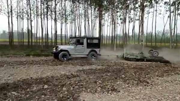 లక్షలు విలువ చేసే ఎస్‌యూవీలతో పొలాలు దున్నుతున్న రైతులు