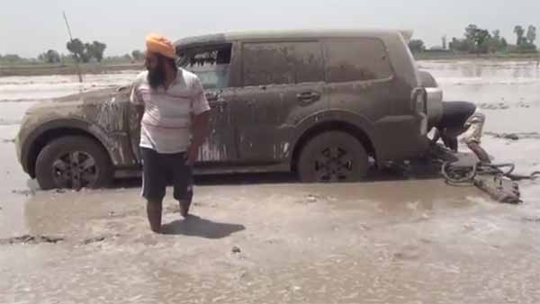 లక్షలు విలువ చేసే ఎస్‌యూవీలతో పొలాలు దున్నుతున్న రైతులు