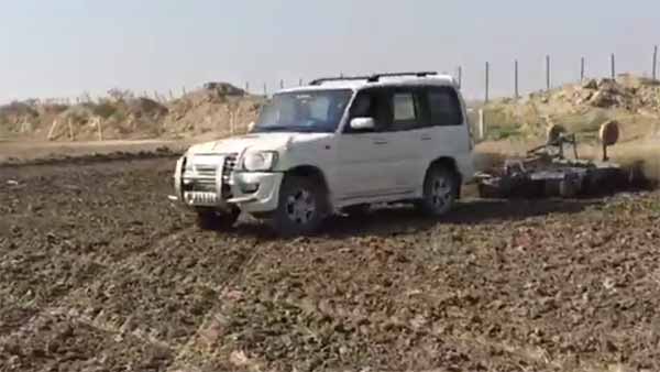 లక్షలు విలువ చేసే ఎస్‌యూవీలతో పొలాలు దున్నుతున్న రైతులు