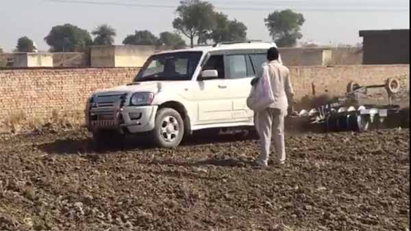 లక్షలు విలువ చేసే ఎస్‌యూవీలతో పొలాలు దున్నుతున్న రైతులు