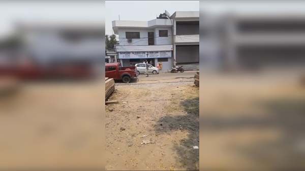 పట్టాల మీద నిలిచిపోయిన రైలు