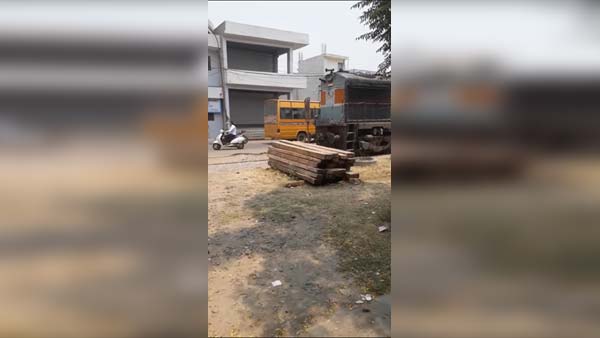 పట్టాల మీద నిలిచిపోయిన రైలు