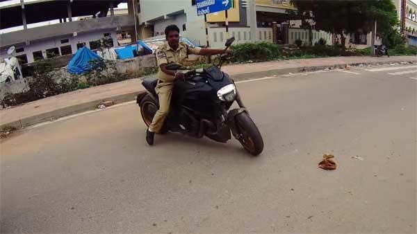 డుకాటి డైవెల్ బైకును నడిపిన హైదరాబాద్ పోలీసులు