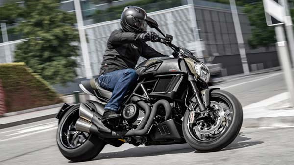 డుకాటి డైవెల్ బైకును నడిపిన హైదరాబాద్ పోలీసులు