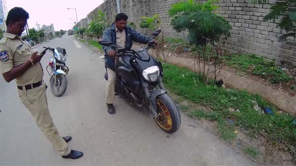 డుకాటి డైవెల్ బైకును నడిపిన హైదరాబాద్ పోలీసులు