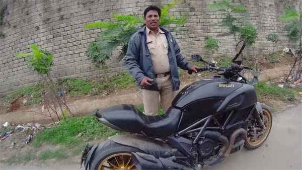 డుకాటి డైవెల్ బైకును నడిపిన హైదరాబాద్ పోలీసులు