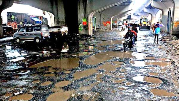 వందలాది మందిని మింగేస్తున్న గతుకులు రోడ్లు