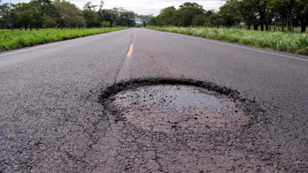 వందలాది మందిని మింగేస్తున్న గతుకులు రోడ్లు