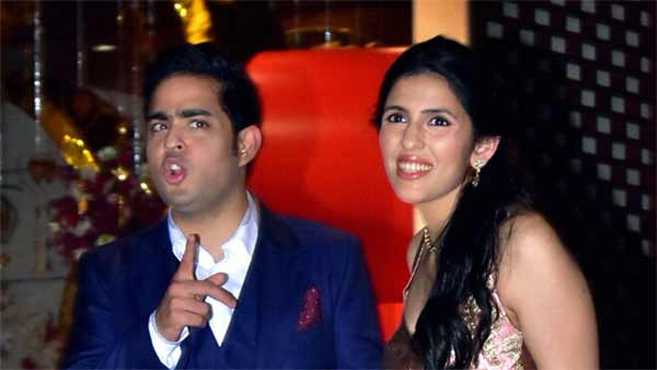 కాబోయే భార్యకు ఖరీదైన కానుక