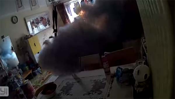 ఛార్జింగ్ చేస్తుండగా పేలిన ఎలక్ట్రిక్ స్కూటర్ ఛార్జింగ్ చేస్తుండగా పేలిన ఎలక్ట్రిక్ స్కూటర్