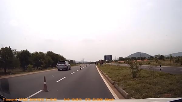 హైస్పీడ్ ఇన్నోవా క్రిస్టాకు క్షణాల్లో తప్పిన ప్రమాదం