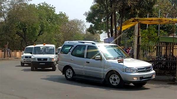 మహారాష్ట్ర ముఖ్యమంత్రి దేవేంద్ర ఫడ్నవీస్‌ కారుకు జరిమానా విధించిన పోలీసులు