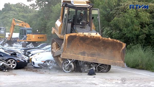 కోట్లు విలువ చేసే లగ్జరీ కార్లను నుజ్జు నుజ్జు కోట్లు విలువ చేసే లగ్జరీ కార్లను నుజ్జు నుజ్జు