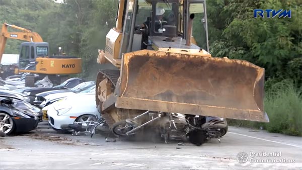 కోట్లు విలువ చేసే లగ్జరీ కార్లను నుజ్జు నుజ్జు కోట్లు విలువ చేసే లగ్జరీ కార్లను నుజ్జు నుజ్జు