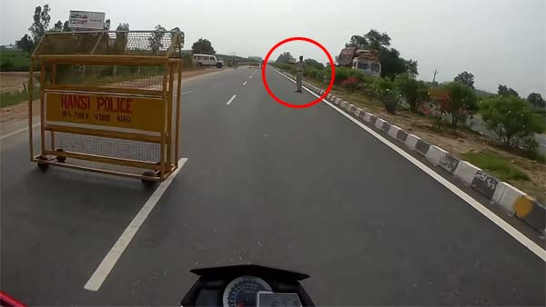 డ్యూటీని పక్కన పెట్టి ఈ పోలీసులు ఏం చేశారో చూడండి