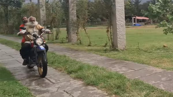 సద్గురు మరియు రామ్‌దేవ్ బాబాల బైక్ సవారీ