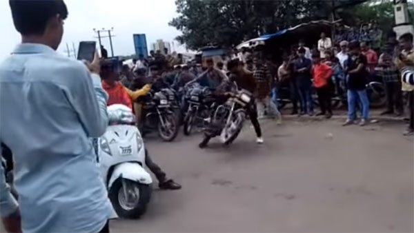 బైక్ స్టంట్ చెసినవాళ్ళను నడిరోడ్డులో కుమ్మేశారు