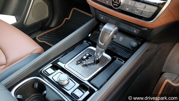 అల్టురస్ జి4 లక్షురి ఎస్‌యూవీ కారును విడుదల చేసిన మహీంద్రా