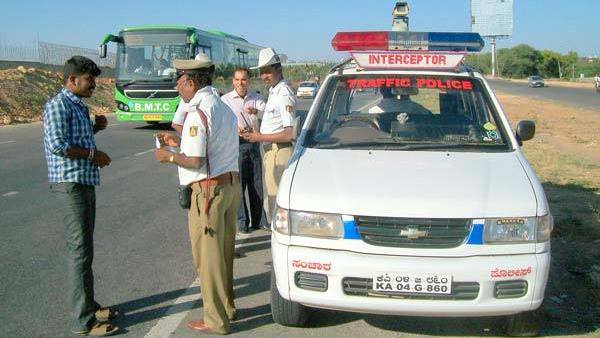 ట్రాఫిక్ పొలీసుల నుండి తప్పించుకోవటానికి ఈ స్కూటర్ ఓనర్ ఎం చేసాడొ తెలుసా.?