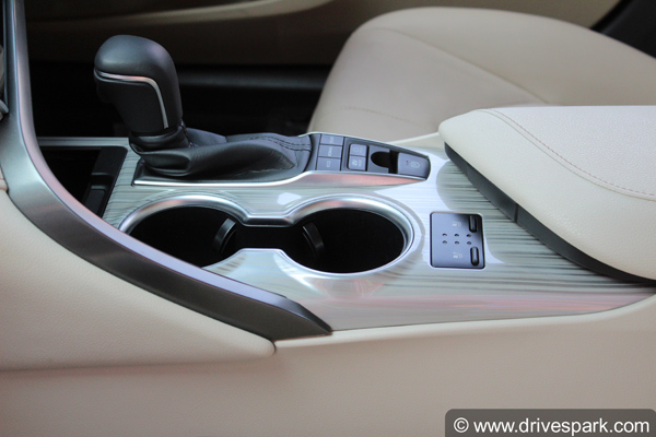 సరికొత్త టొయొటా క్యామ్రి హైబ్రిడ్ కార్ రివ్యూ