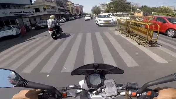 ట్రాఫిక్ ను కంట్రోల్ చేసిన కెటిఎమ్ డ్యూక్ బైక్...! ట్రాఫిక్ ను కంట్రోల్ చేసిన కెటిఎమ్ డ్యూక్ బైక్...!