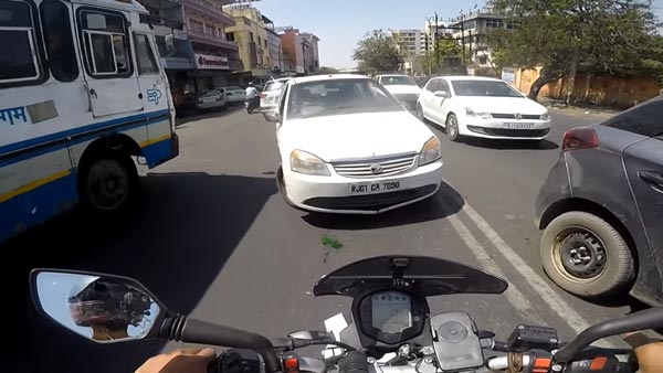 ట్రాఫిక్ ను కంట్రోల్ చేసిన కెటిఎమ్ డ్యూక్ బైక్...! ట్రాఫిక్ ను కంట్రోల్ చేసిన కెటిఎమ్ డ్యూక్ బైక్...!