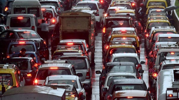 ముంబై ట్రాఫిక్తో చచ్చిపోతున్న జనం ఎలానో చూడండి..! ముంబై ట్రాఫిక్తో చచ్చిపోతున్న జనం ఎలానో చూడండి..!