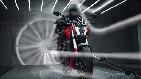 బజాజ్ డొమినార్ 400 టివిసి రెండు కొత్త కల్లర్స్: వీడియో చూడండి!