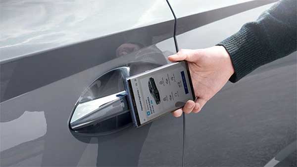 స్మార్ట్ ఫోన్ నే 'కీ' గా మార్చిన హ్యుందాయ్ సోనాట: [వీడియో]