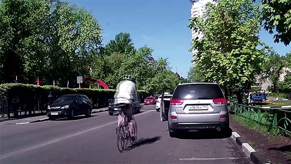 కారు తలుపు తెరిచాడు..బోర్లా పడ్డాడు..:[వీడియో]