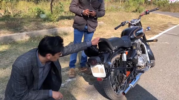 రాయల్ ఎన్ఫీల్డ్ ను పట్టుకున్న ఐఏఎస్ అధికారి..!