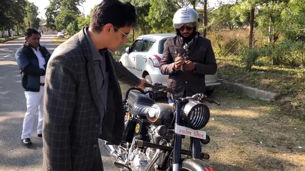 రాయల్ ఎన్ఫీల్డ్ ను పట్టుకున్న ఐఏఎస్ అధికారి..!