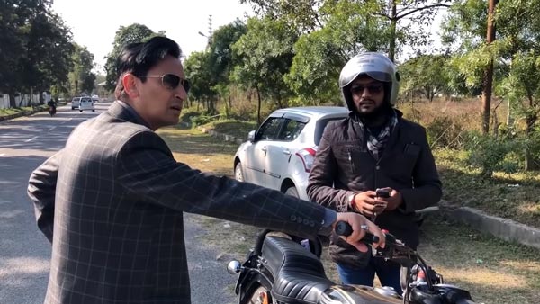 రాయల్ ఎన్ఫీల్డ్ ను పట్టుకున్న ఐఏఎస్ అధికారి..!