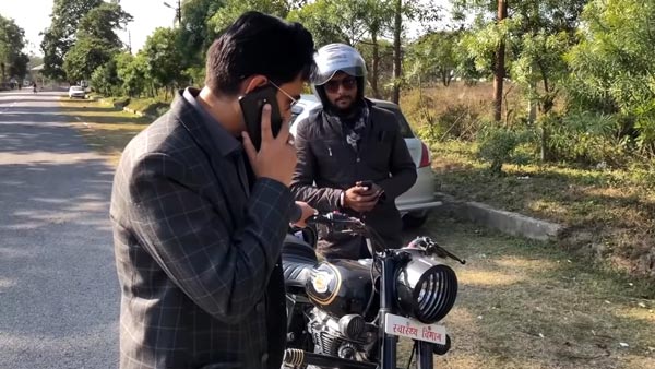 రాయల్ ఎన్ఫీల్డ్ ను పట్టుకున్న ఐఏఎస్ అధికారి..!