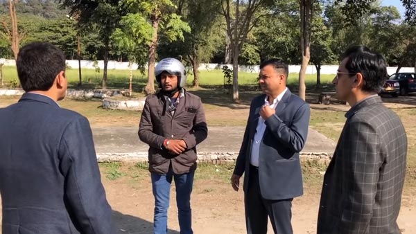 రాయల్ ఎన్ఫీల్డ్ ను పట్టుకున్న ఐఏఎస్ అధికారి..!