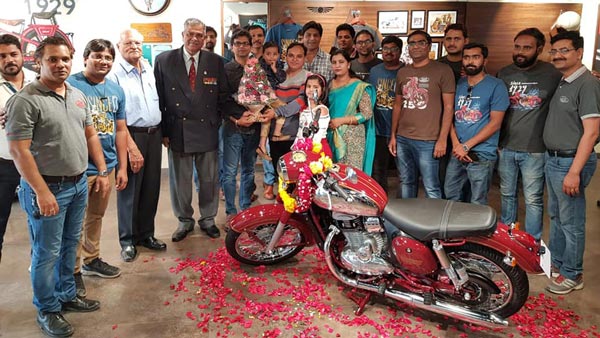 కస్టమర్లకు బైకుల పంపిణీని ప్రారంభించిన జావా మోటార్స్... 