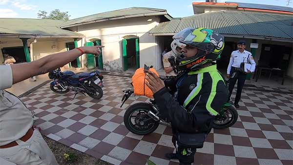 కవాసకి నింజా 1000సిసి బైక్ పోలీసులకు దొరికిపొయిన్ది :[వీడియో]