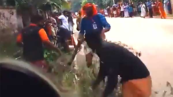 కేరళలో పండుగ వాతావరణంలో అంబులెన్స్ ని ఏమి చేసారంటే ?[వీడియో]