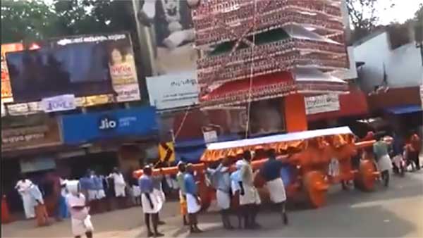 కేరళలో పండుగ వాతావరణంలో అంబులెన్స్ ని ఏమి చేసారంటే ?[వీడియో]