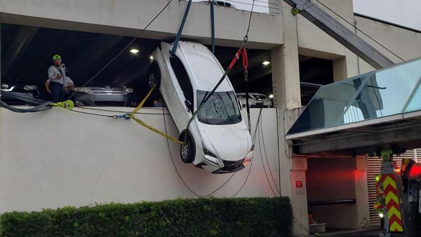 లెక్సస్ ఎన్ఎక్స్ నుండి మహిళను కాపాడిన అగ్నిమాపక సిబ్బంది:[వీడియో]